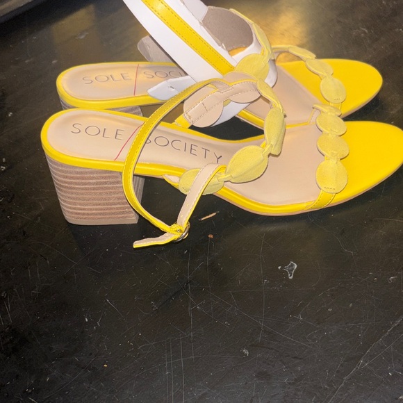 NWOT Sole Society Yellow Scalloped Strap Block Heel Sandals Size 9 - Picture 3 of 5